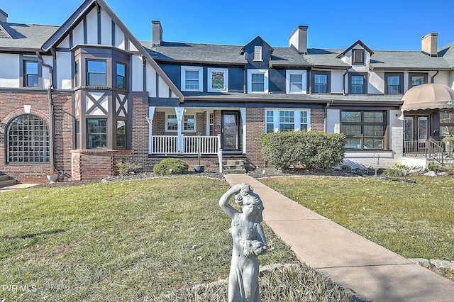 view of front of house featuring a front lawn