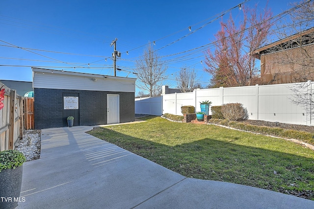 view of yard with an outdoor structure