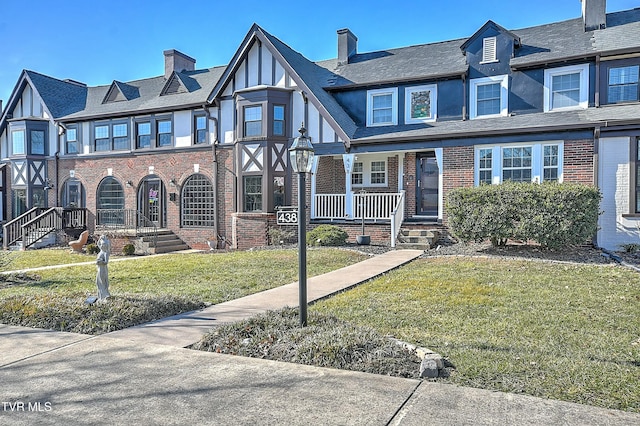 view of front of property featuring a front yard