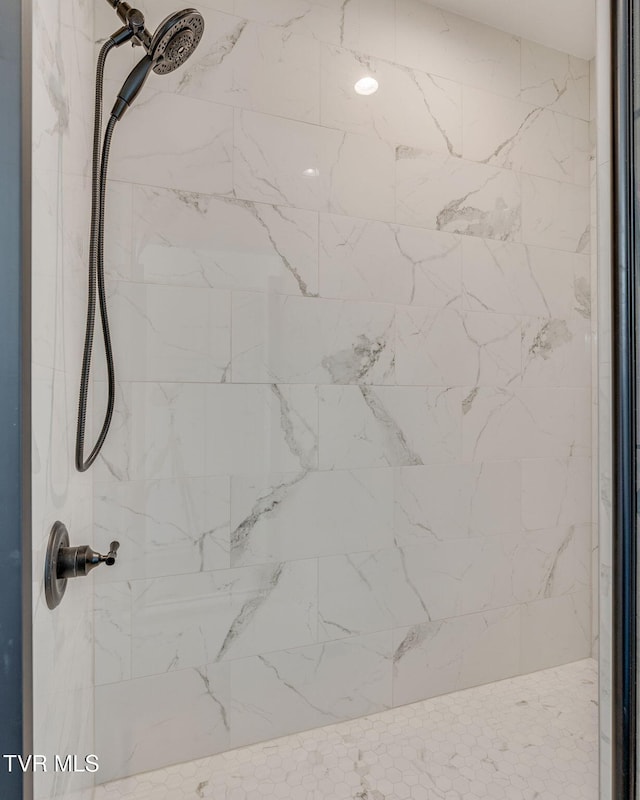 bathroom featuring a tile shower