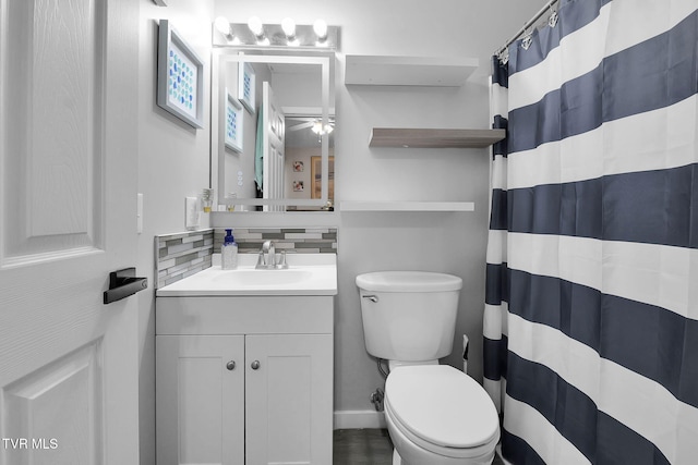 bathroom with toilet, tasteful backsplash, a shower with curtain, vanity, and ceiling fan