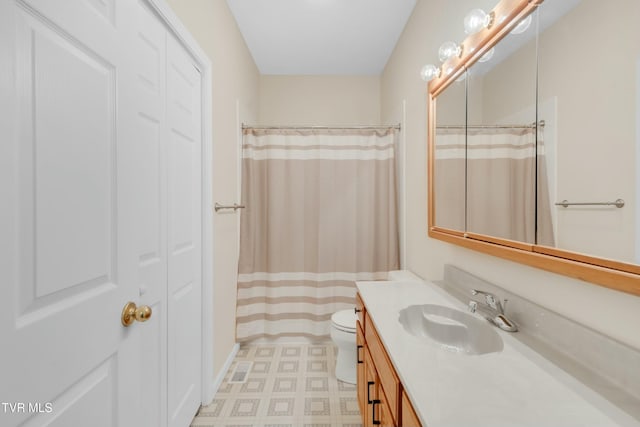 bathroom with a shower with curtain, vanity, and toilet