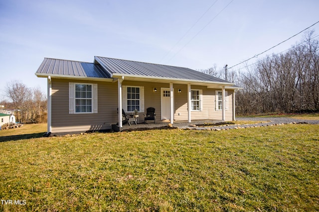 view of front of property featuring a porch and a front lawn