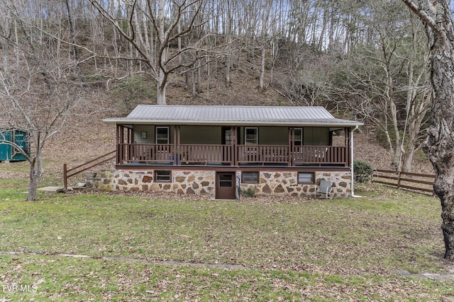 country-style home with a front yard