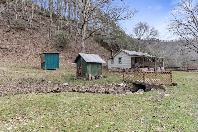 view of yard with a shed