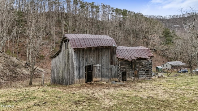 view of outdoor structure featuring a yard