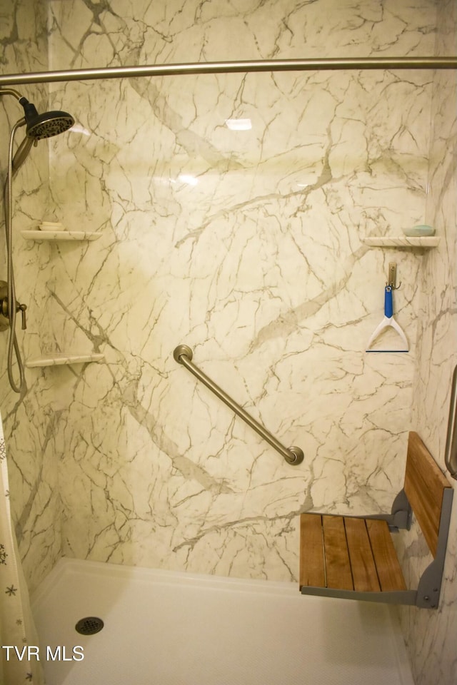 bathroom featuring a tile shower