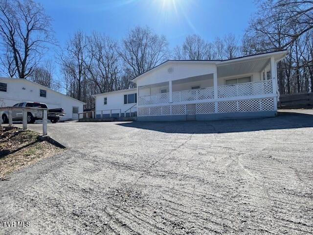 view of front of house with a porch and driveway