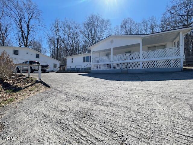 view of front facade with covered porch and driveway