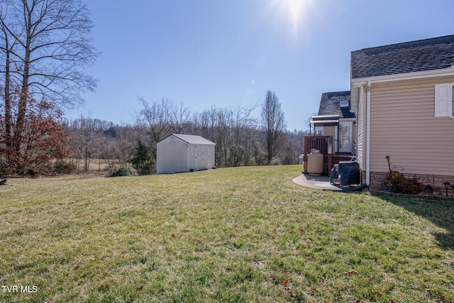 view of yard with a storage unit