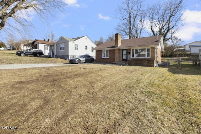 view of front facade with a front yard