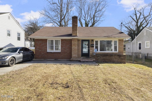 view of front facade featuring a front yard