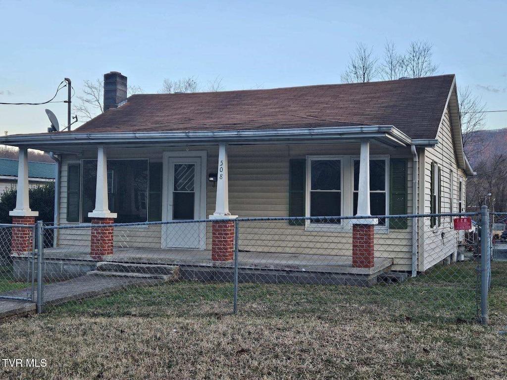 view of front facade featuring a front lawn