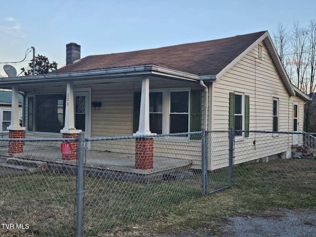 view of front of property with a front lawn