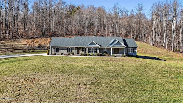 view of front of property featuring a front yard