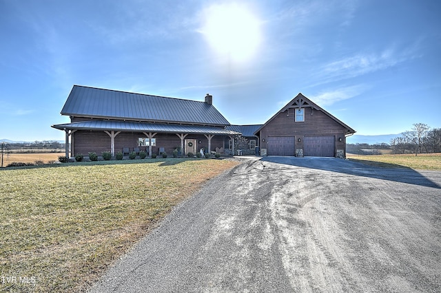 view of front of property featuring a front lawn