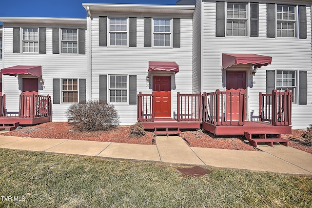 townhome / multi-family property with a front lawn