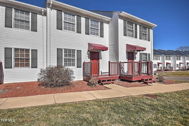 view of front of home featuring a front lawn