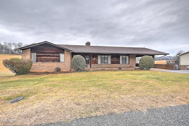 single story home with a front yard