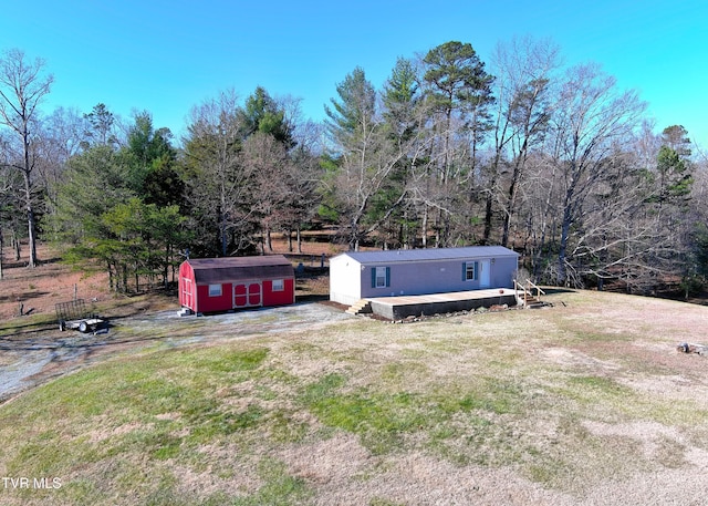 view of front of home featuring a shed and a front lawn