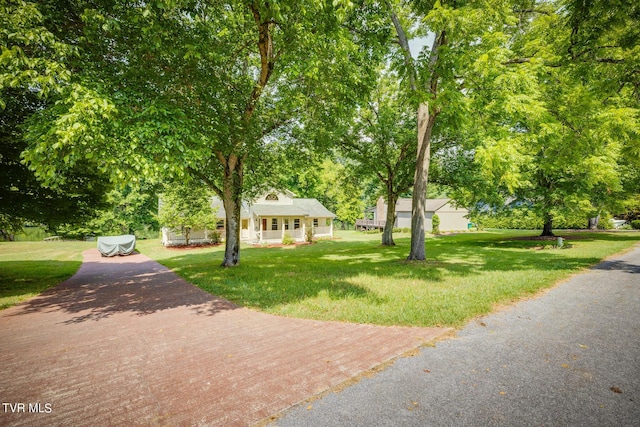 view of front facade featuring a front lawn