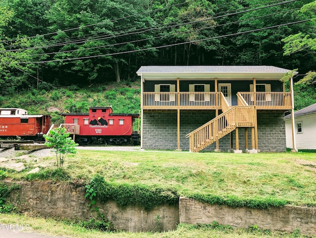 view of front of house with a front yard