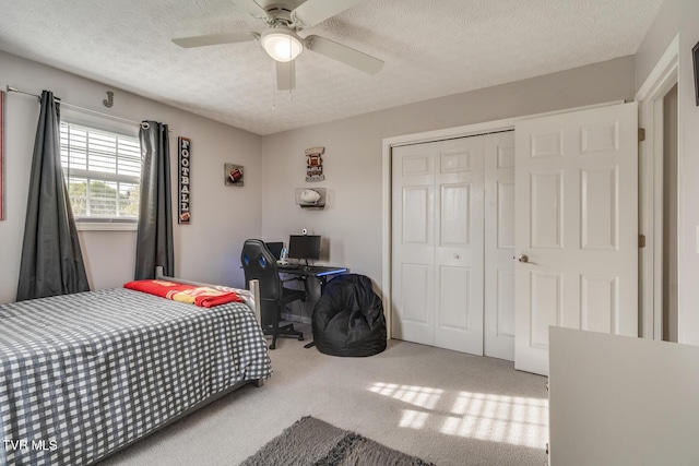 bedroom featuring ceiling fan, carpet floors, a textured ceiling, and a closet