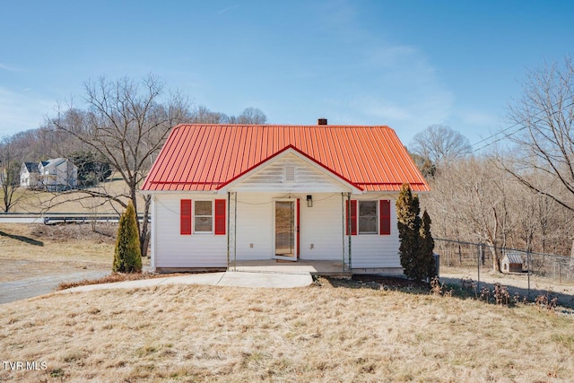 view of front of house featuring a front yard