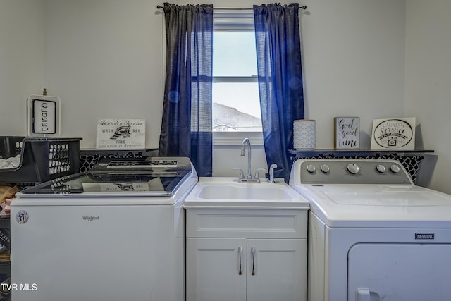 laundry room featuring sink, a wealth of natural light, and independent washer and dryer