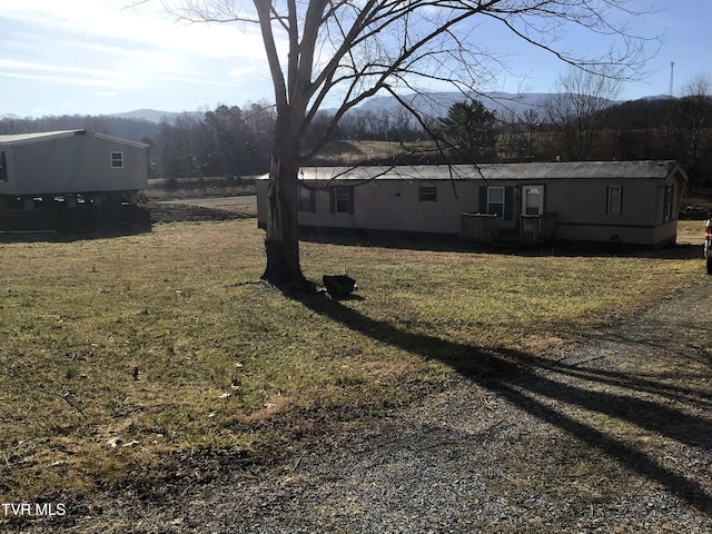 view of yard featuring a mountain view