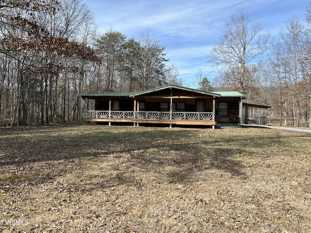 view of front of home with a front lawn