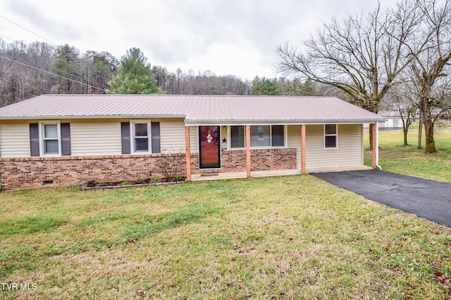 ranch-style home featuring a front lawn and a porch