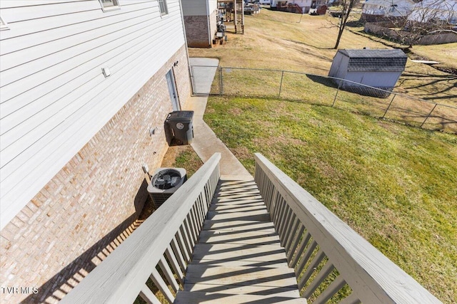 view of yard with a storage shed