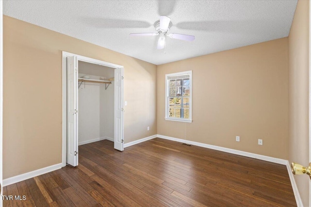 unfurnished bedroom featuring ceiling fan, a textured ceiling, dark hardwood / wood-style flooring, and a closet