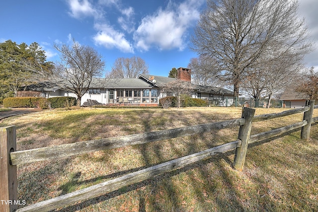 single story home with a front lawn