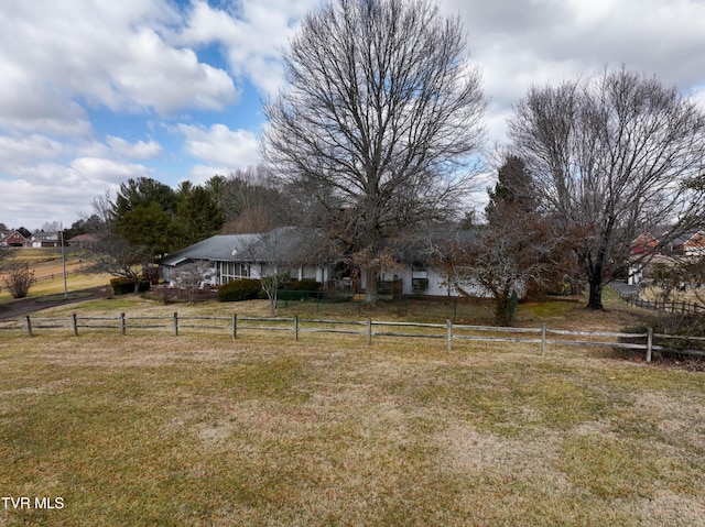 view of yard featuring a rural view