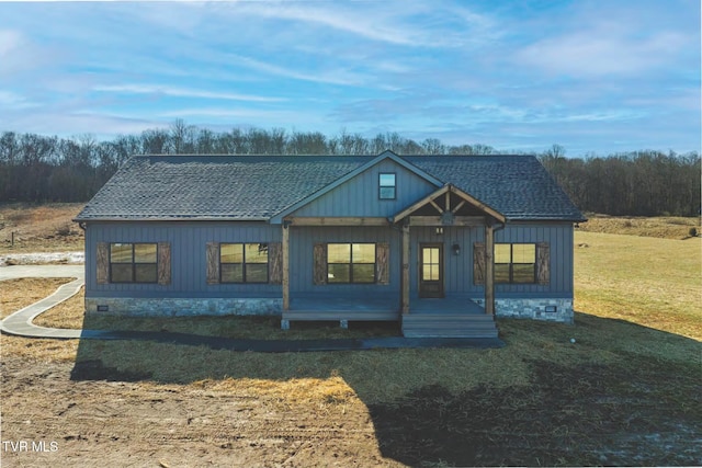 view of front of house featuring covered porch and a front lawn