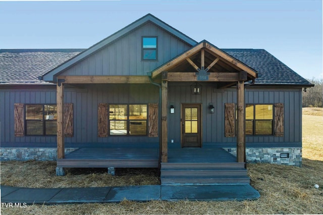 view of front facade with covered porch