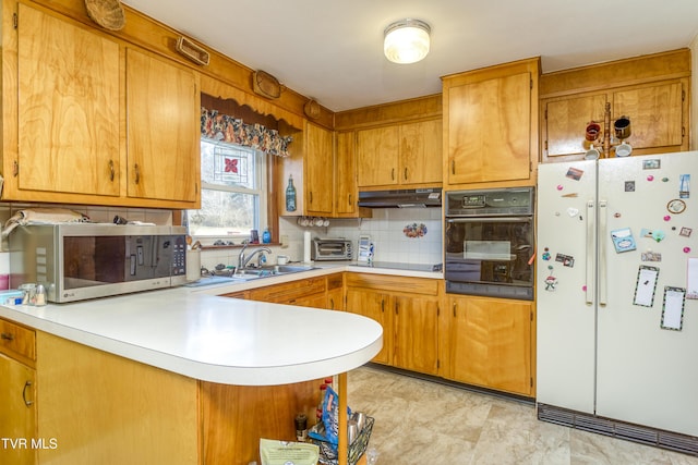 kitchen with sink, kitchen peninsula, backsplash, and black appliances