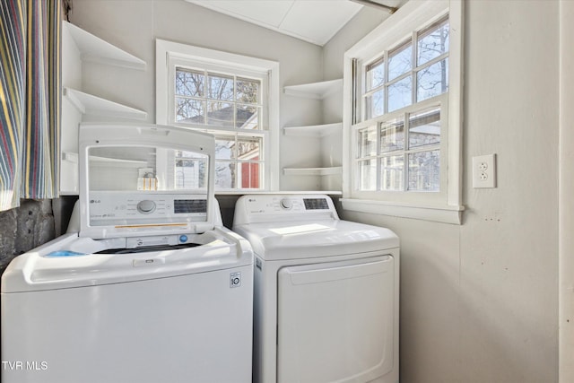 laundry room with plenty of natural light, laundry area, and independent washer and dryer