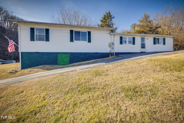 single story home featuring a front lawn