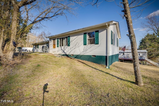 view of front of property with a front lawn