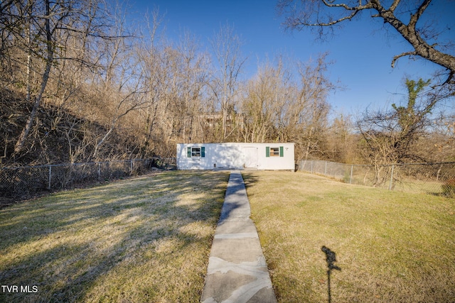 view of front of property featuring a front yard