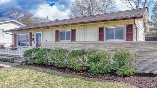 ranch-style home with a front lawn