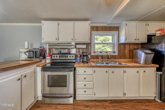 kitchen with sink, white cabinetry, crown molding, stainless steel appliances, and light hardwood / wood-style floors