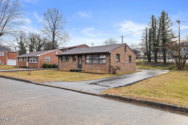 ranch-style home featuring a front lawn