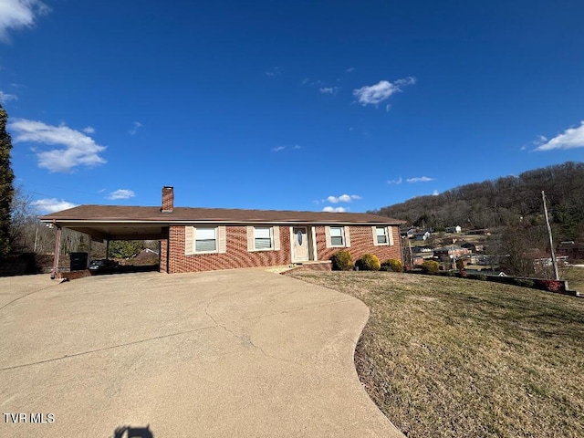 view of front of property featuring a carport and a front yard