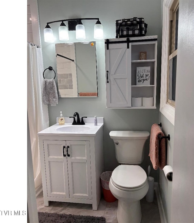 full bathroom featuring a shower with shower curtain, vanity, and toilet