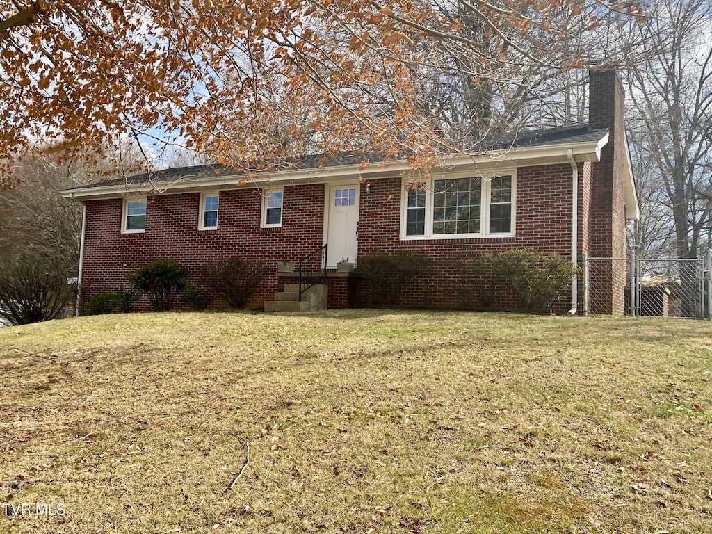 view of front of property featuring a front lawn