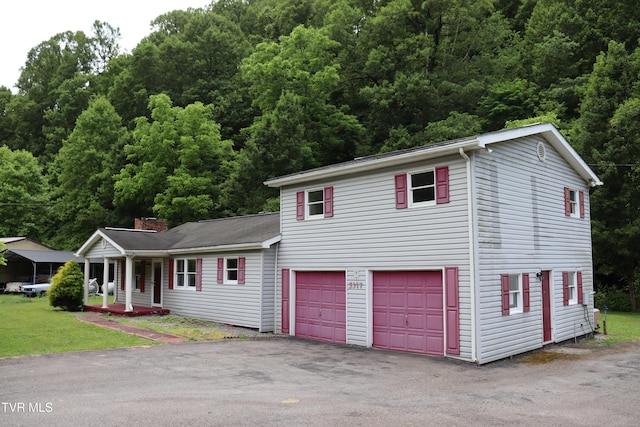 view of front facade featuring a garage